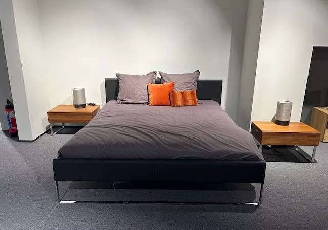 Neo bed met nachttafels toonzaalmodel