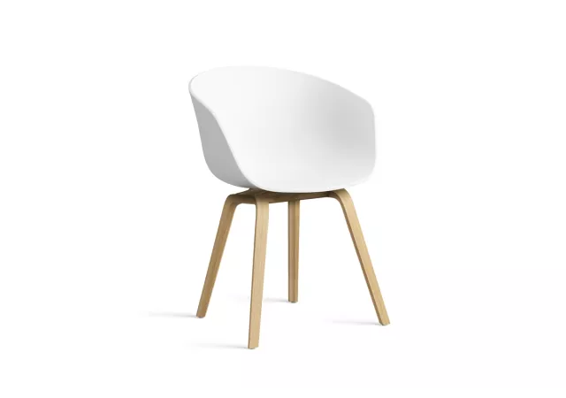 About a chair 22 oak base - polyprop white (ral 9003)