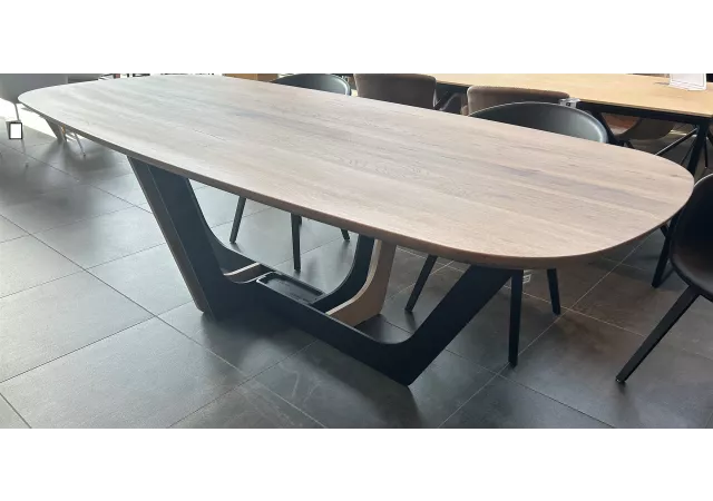 COSMOPOLITAN EETTAFEL BOOTVORM 250x110 CM toonzaalmodel